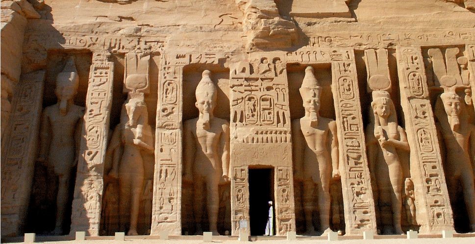 Estatuas Abu Simbel Ramses II y la faraona Nefertari